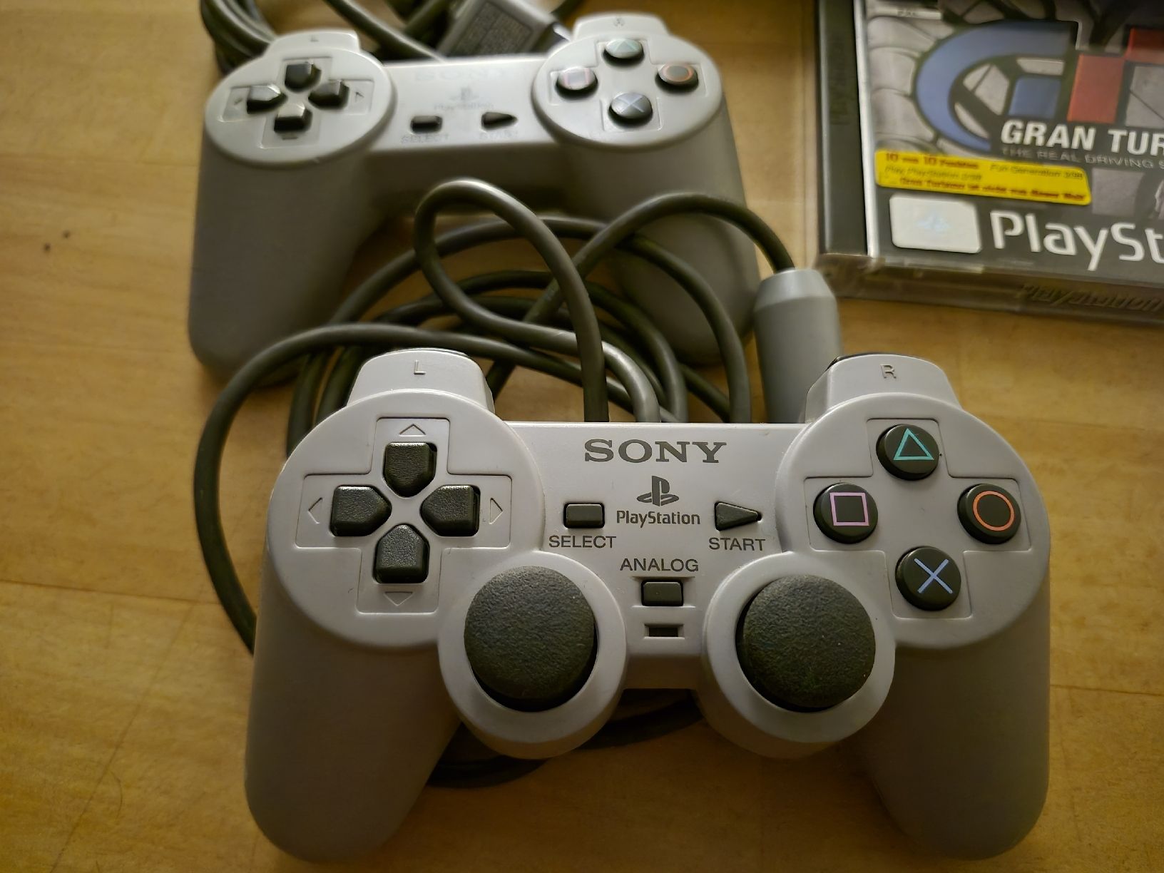 Sony Konsolen: schöne PlayStation 1 mit Game und 2 Pad – Gebraucht aus Dielsdorf von BARDARRU 3