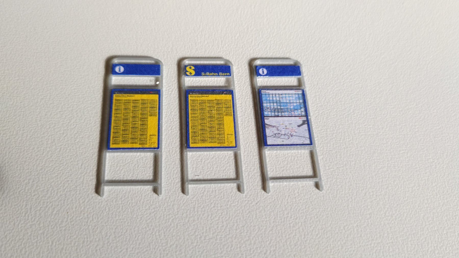 Modellini di ferrovie: 2 Infotafeln H0 – Nuovo e nell'imballaggio originale da Faulensee venduto da digitalmarc 1