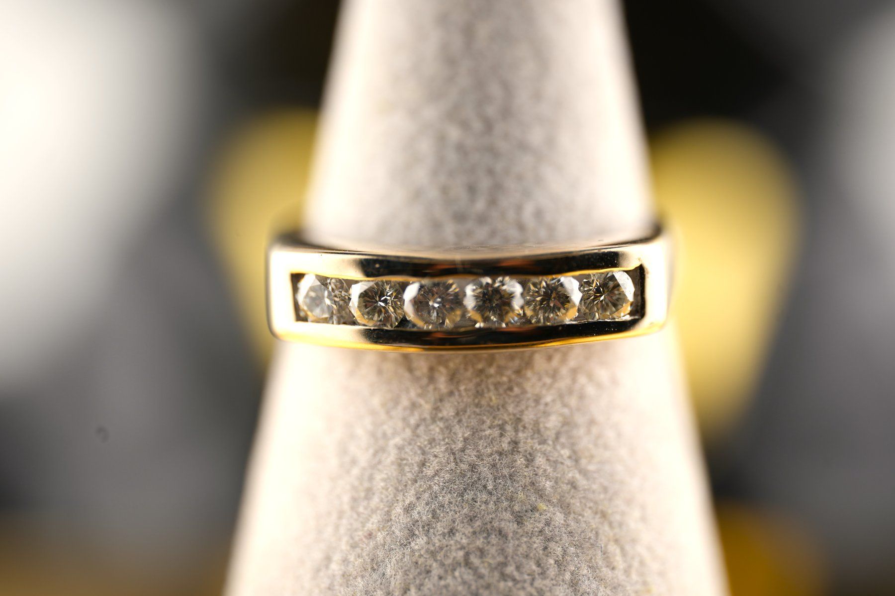 Ringe: Goldring 18K mit 6 Diamanten – Gebraucht aus Basel von Vip24
