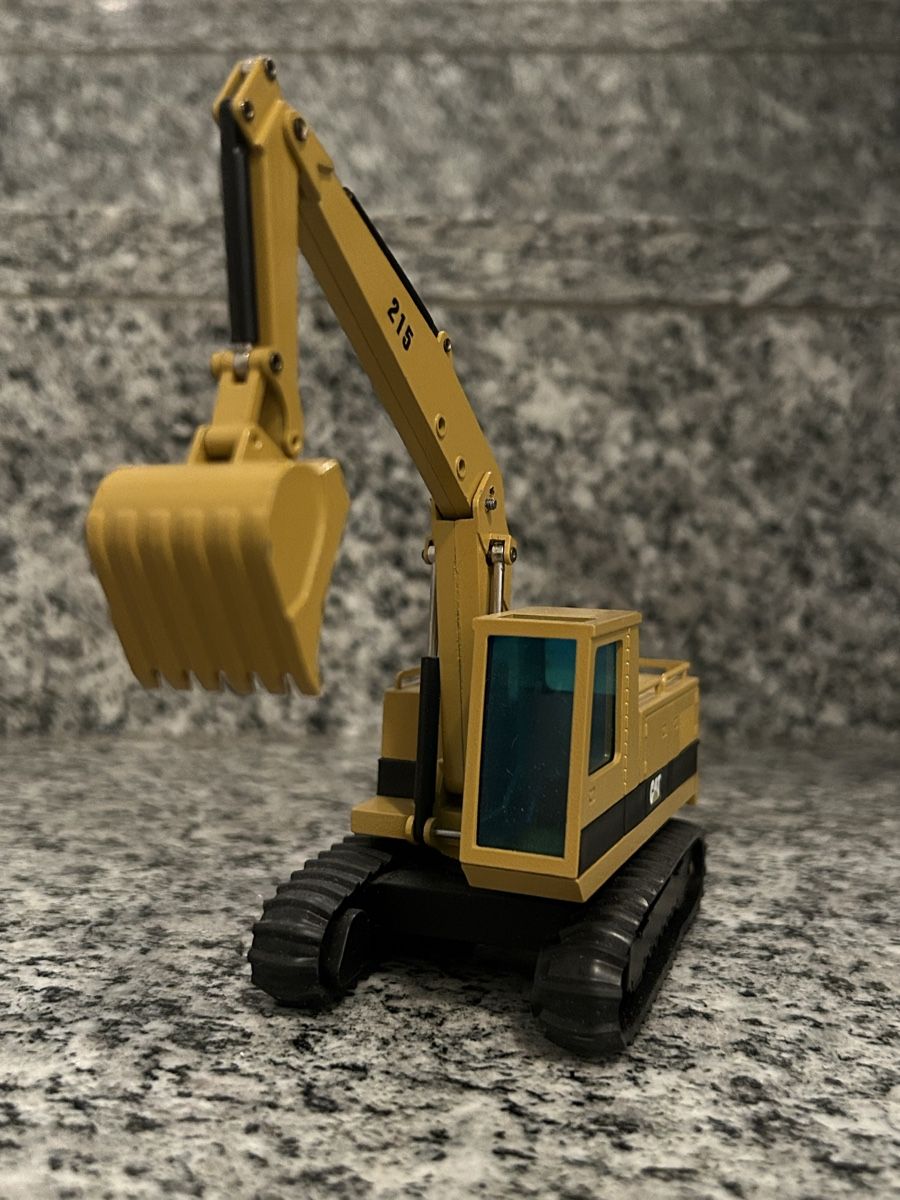 Caterpillar Kit di modellismo & Modellini statici: Cat 215, 1:50 , NZG – Usato da Horw venduto da Tigercat635 3
