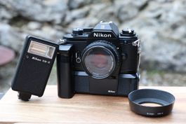 Nikon EM inkl. 50mm Objektiv, Motor und Blitz