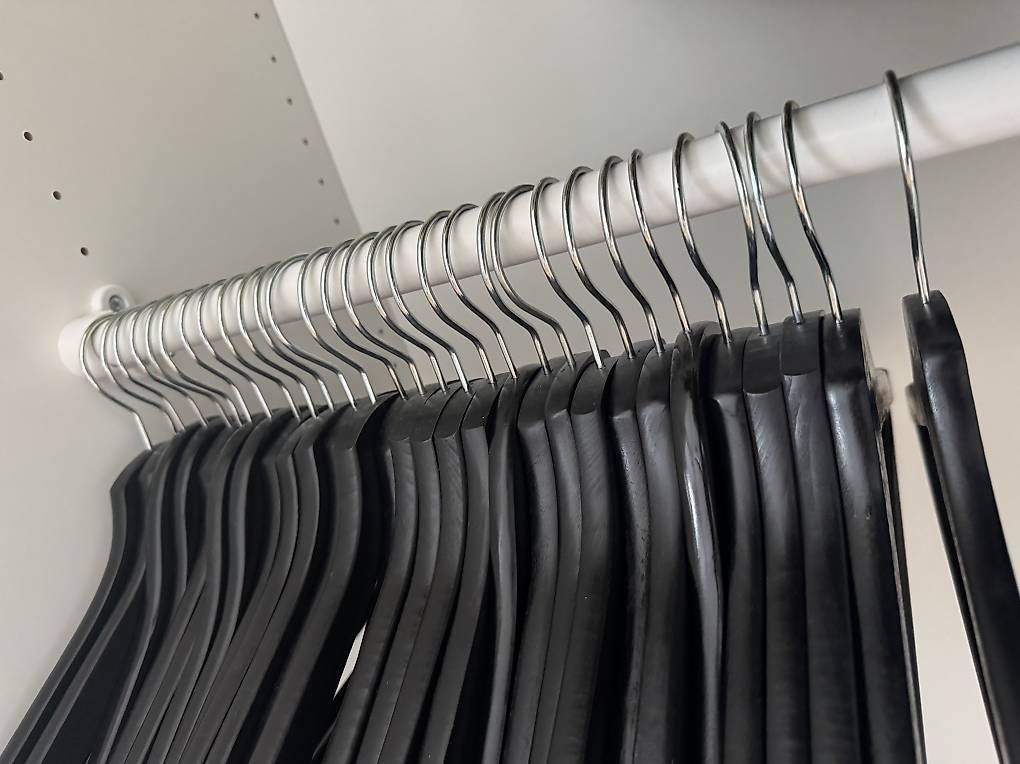 Ikea Kleiderbügel: Kleiderbügel schwarz 30Stück – Gebraucht aus Oberbüren von dijbdn 2