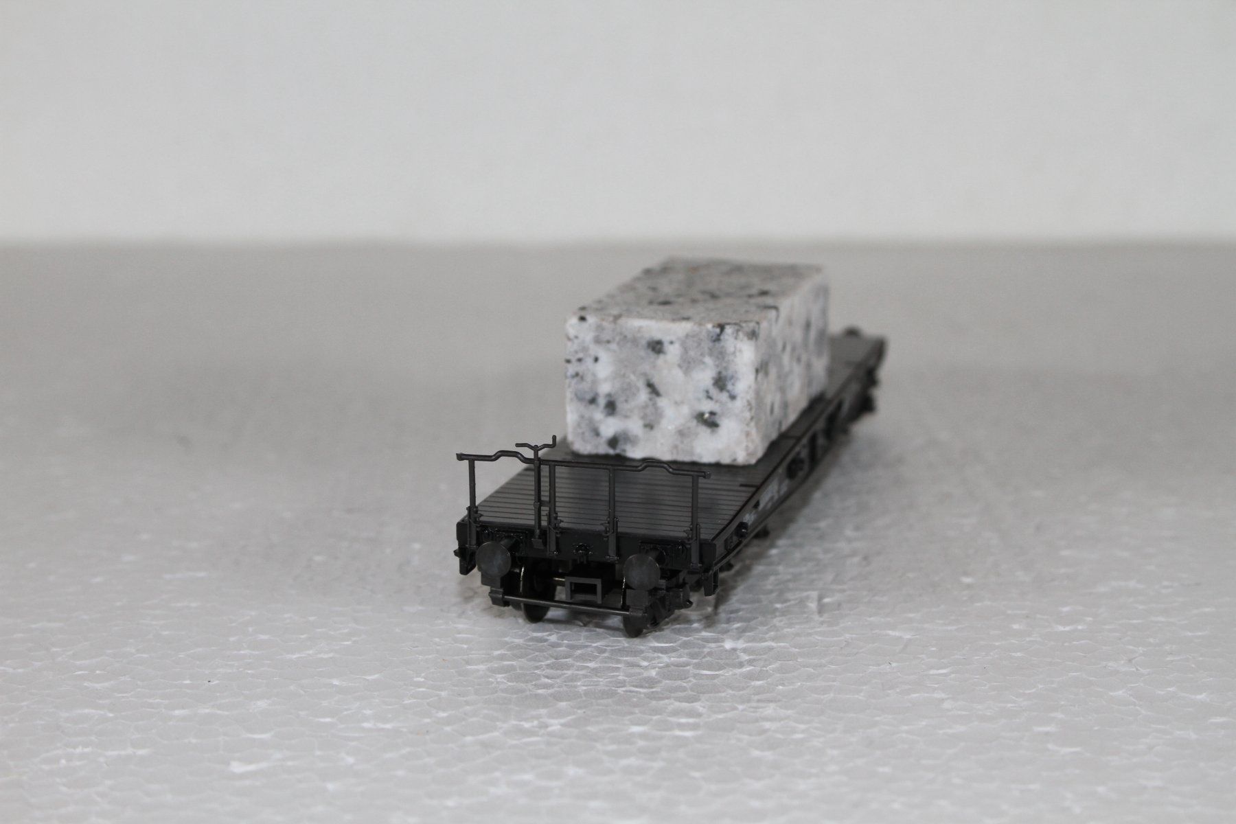 Märklin Modellini di ferrovie: Märklin 48663 DB Schwerlastwagen mit Granitstein – Usato da Triesen venduto da cor_62ts 1