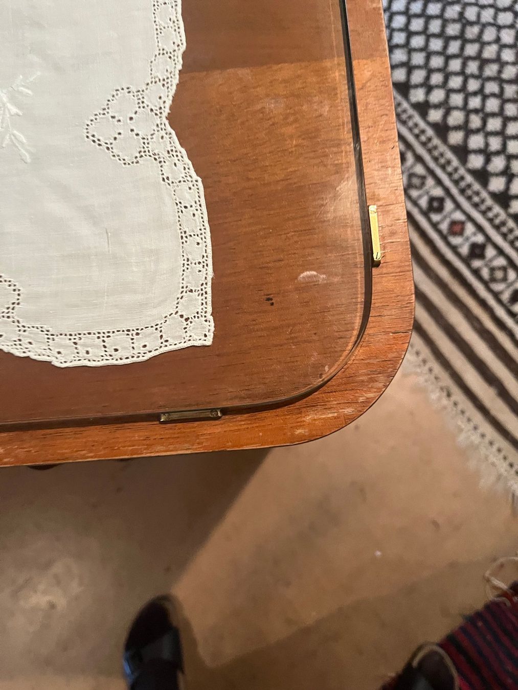 Cassettiere: Komode mit Glasplatte und reich besticktes Textil – Usato da Stäfa venduto da mai_qm5z 3