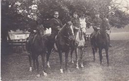 4 Kavalleristen mit Eidgenossen. 1907