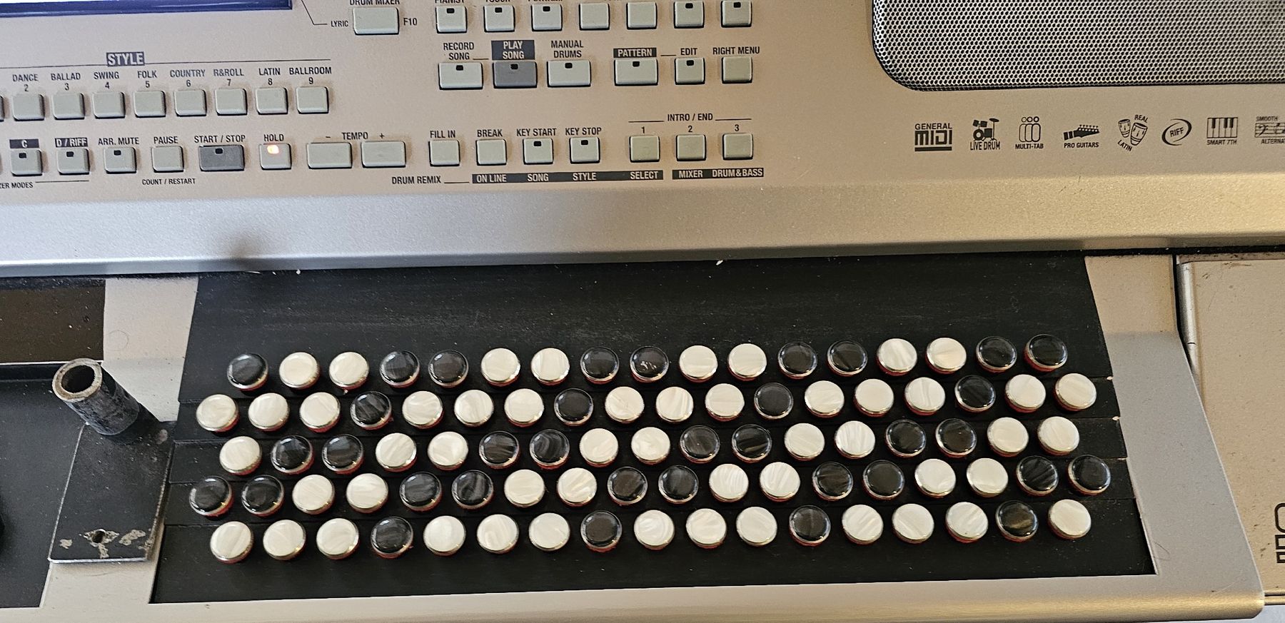 Strumenti musicali: Ketron SD8 midi B-Griff Knopfgrifftastatur – Usato da Erschwil venduto da hexeraus 3