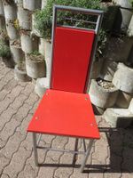 Stuhl aus Metall und Holz, normale Grösse, sehr stabil.
