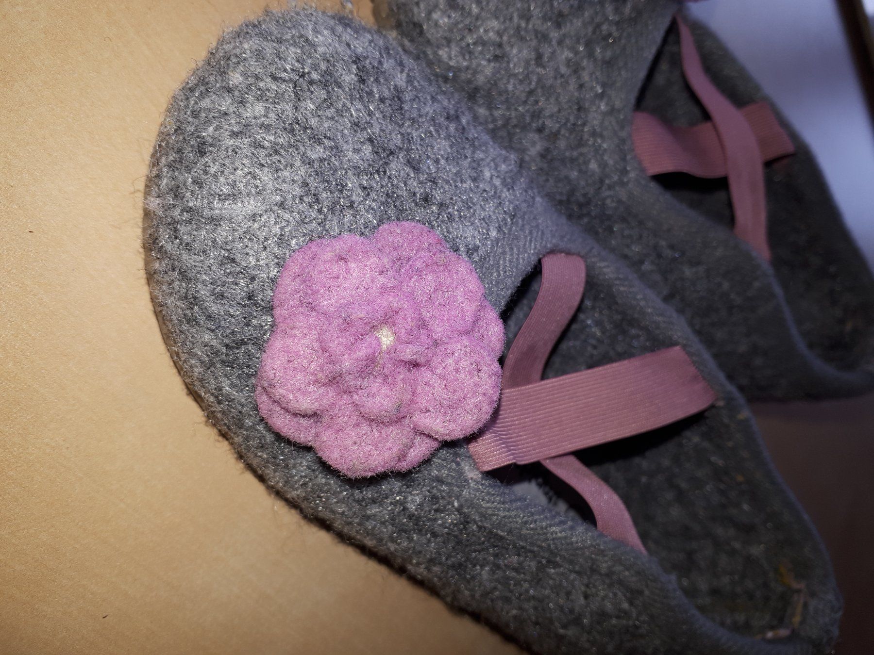 Scarpe per ragazze: Hausschuhe Gr 22 – Usato da Steg im Tösstal venduto da martinkreisl 1