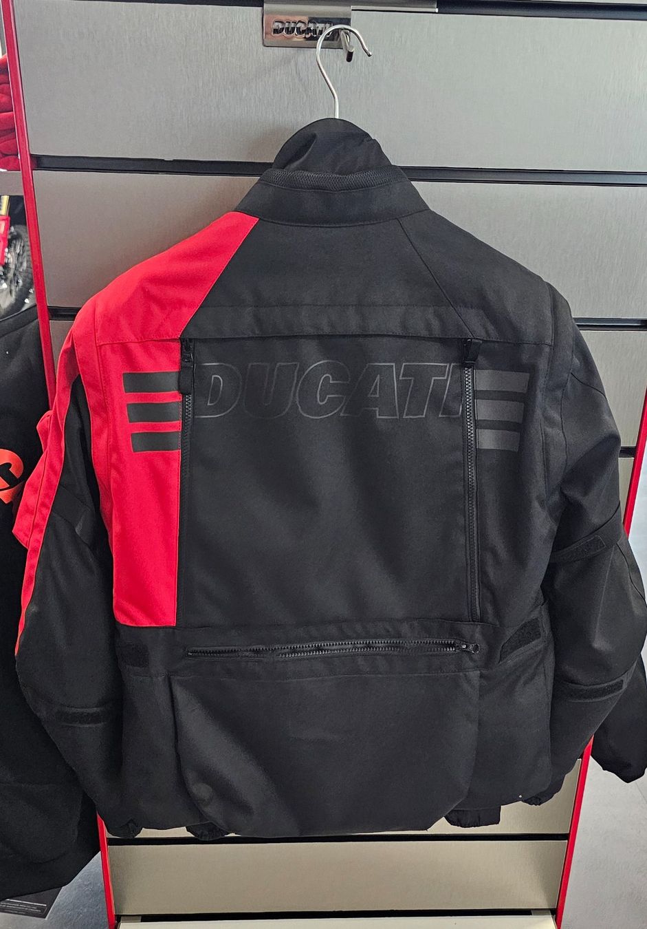 Ducati Giacche: Ducati Explorer schwarz-rot Herren – Nuovo e nell'imballaggio originale da Oberentfelden venduto da ST85 1