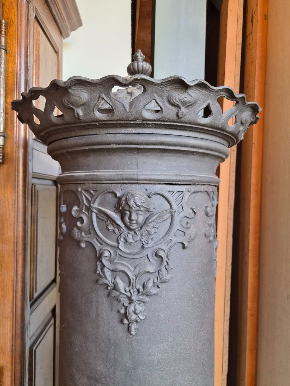 Altri mobili d'antiquariato: Spektakulärer Stubenofen – Usato da La Neuveville venduto da mpe_87b8 1