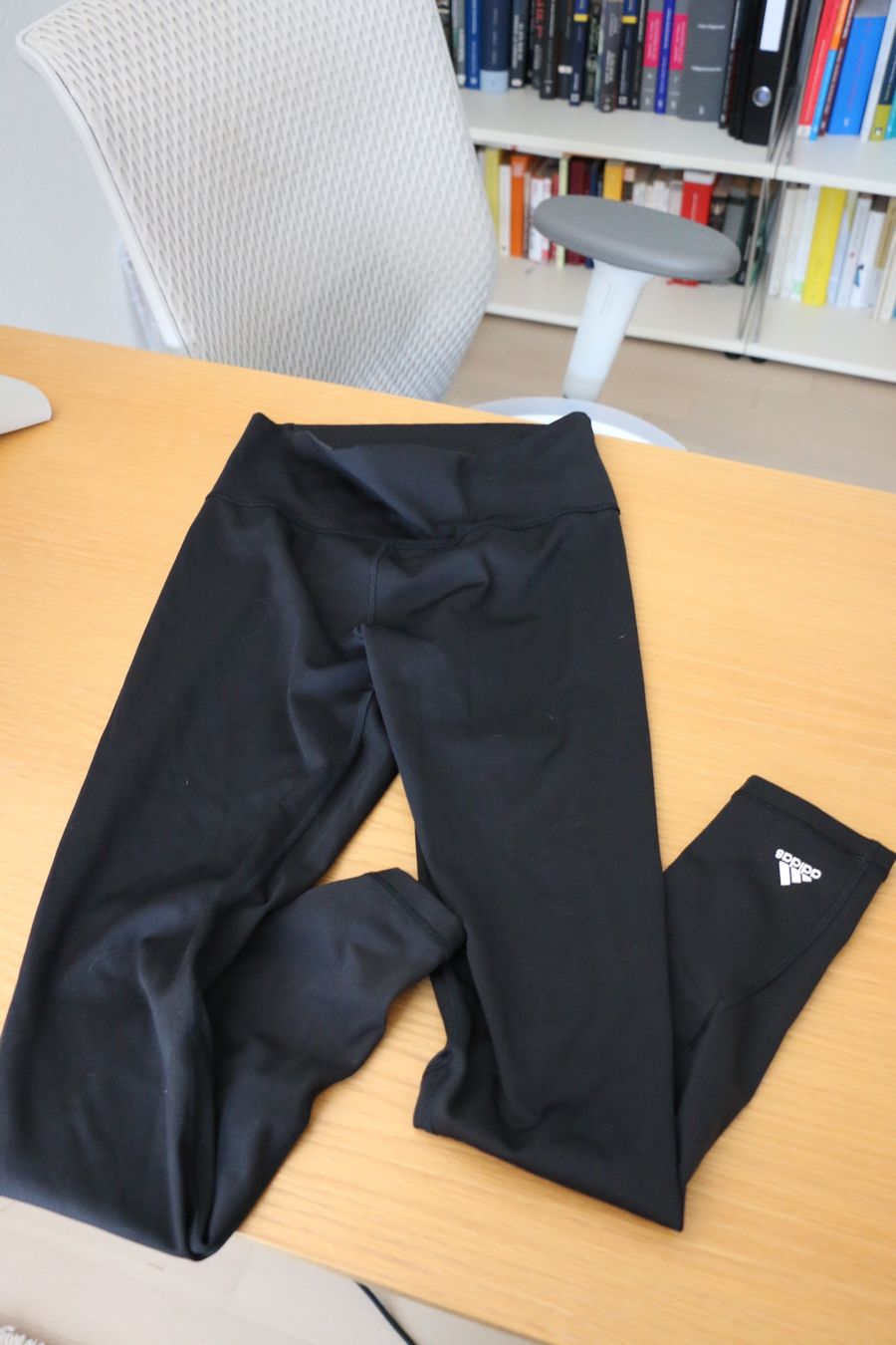 Adidas Pantaloni: Adidas Tight/ Sporthose Gr. M – Usato da Männedorf venduto da Topojasa