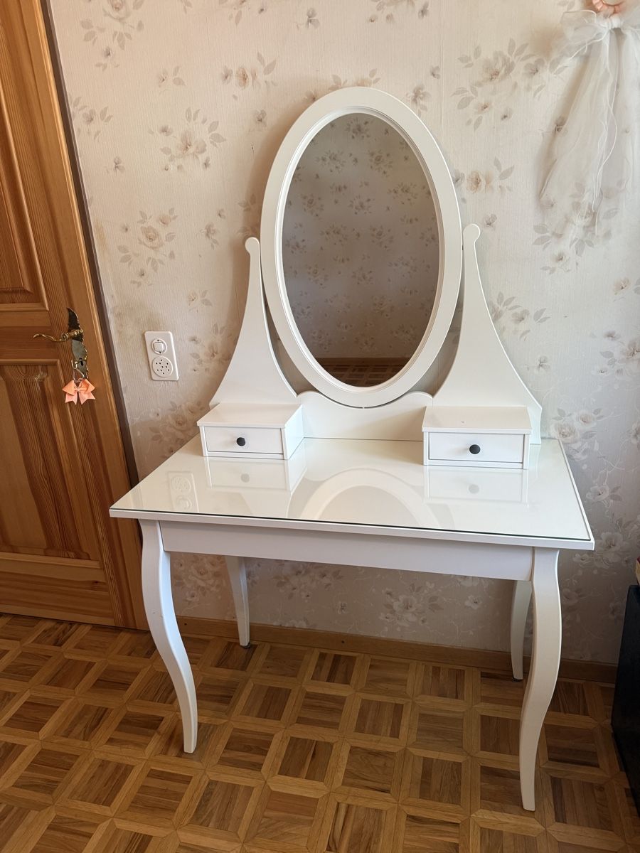 Ikea Coiffeuses: Hemnes Frisiertisch mit Spiegel – D'occasion à Dürnten par anja_r79