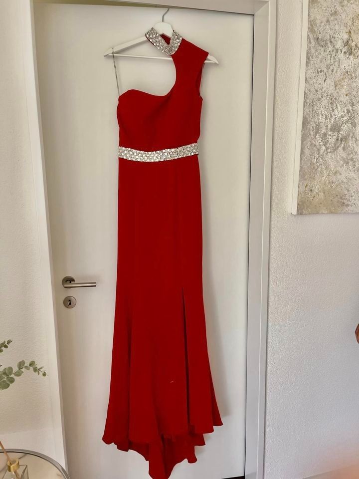Vestiti: Diverse Abendkleider / Preis pro Kleid – Usato da Aarburg venduto da AudiBA 6