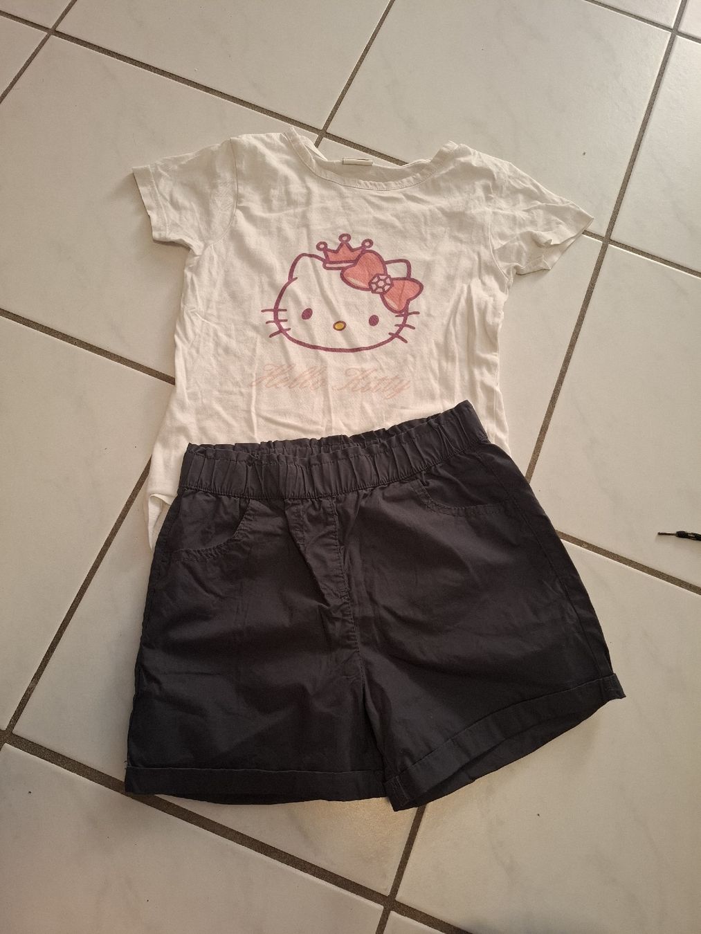 Hello Kitty Lotti & Set di vestiti: Sommerset Hello Kitty – Usato da Luzern venduto da s.teffi