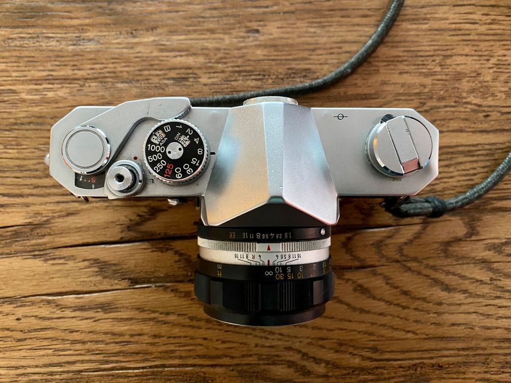 Konica Autoreflex T, inklusive hochwertiger Ledertasche 3