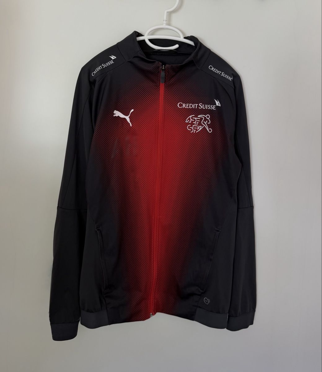 Puma Canottiere & Pantaloni: Schweizer Nati Pre Match Jacke 2018-19 Puma  – Usato da Füllinsdorf venduto da hae_gt9l