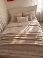 Doppelbett weiss mit Gebrauchsspuren am Kopfteil