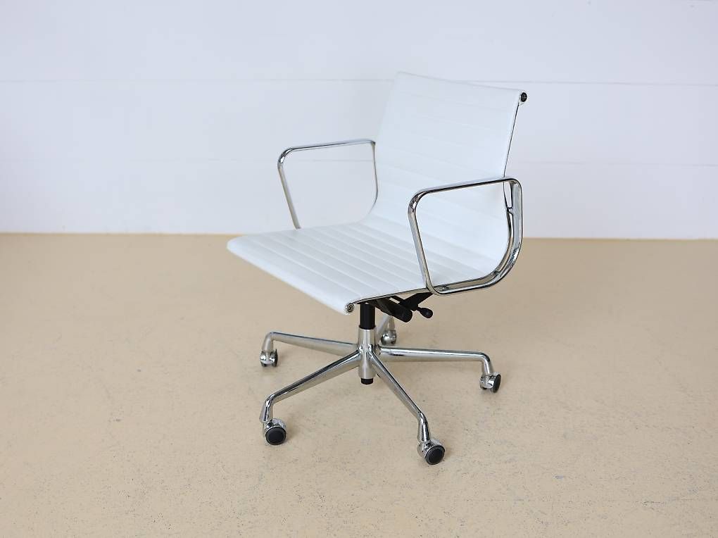 Vitra Sedie: Vitra Eames Bürostuhl EA 117 - Weiss Leder – Usato da Meinisberg venduto da atelier_TILIJA 8
