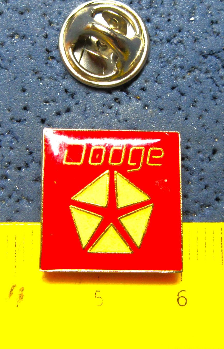 Dodge Placchette & Badge: DODGE CHRYSLER AUTO LOGO PIN GLASIERT – Usato da Ettingen venduto da Hausi4711