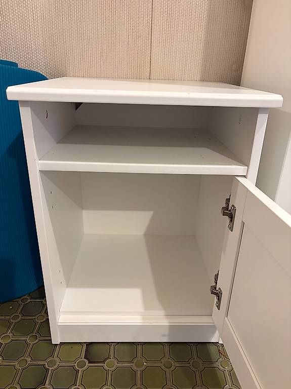 Nachttische: Spiegelschrank u. Nachttischkommode gratis, Selbstabholung – Gebraucht aus Schönenberg ZH von caffeina 3