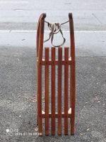 Robuster Holzschlitten