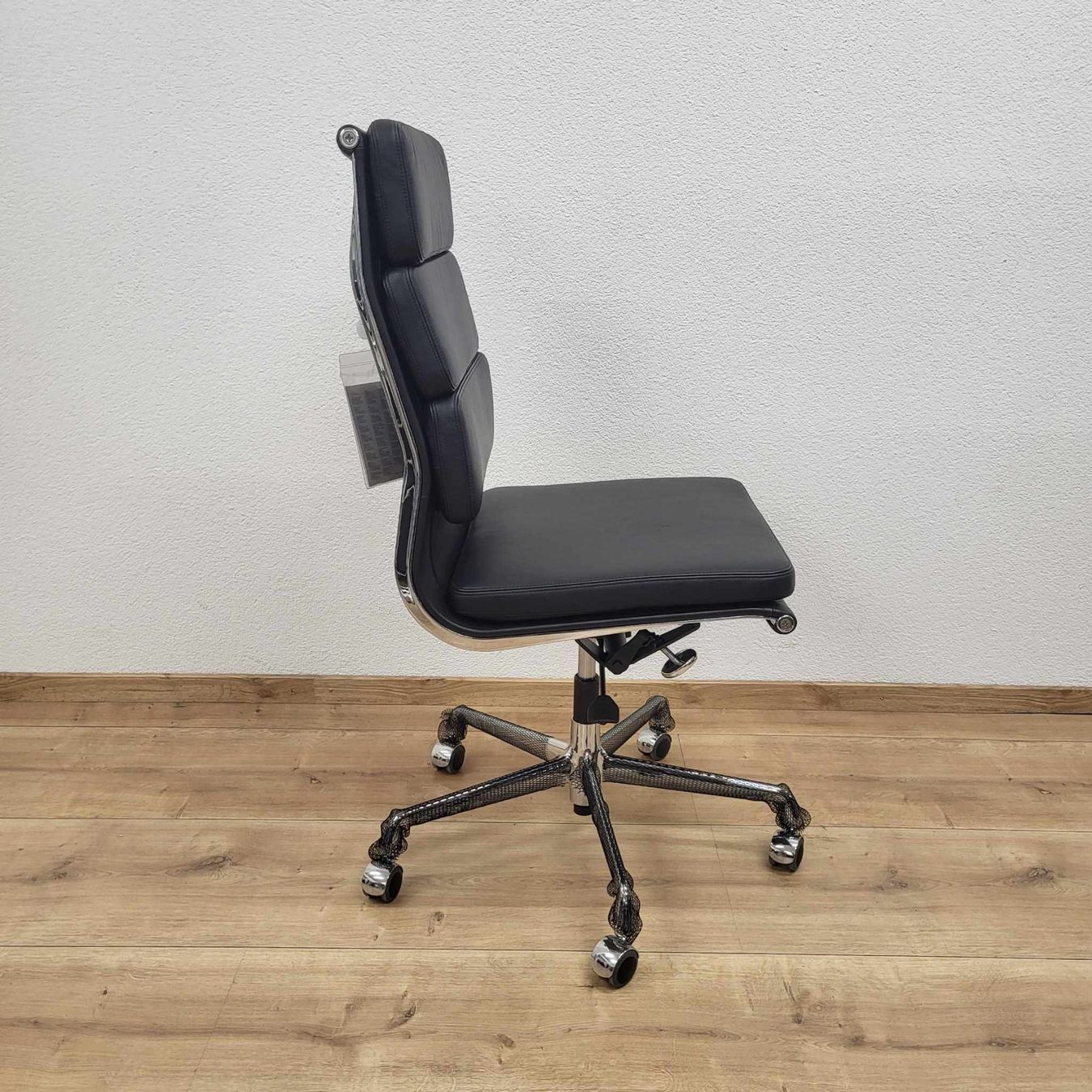 Vitra Stühle: Vitra EA 219 Soft Pad Schwarz – Neu (gemäss Beschreibung) aus Oberurnen von SH2025