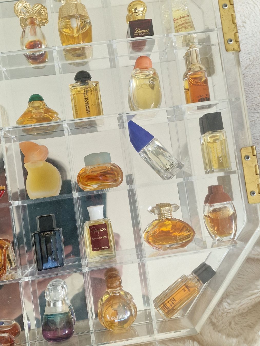 Profumi & Eau de Toilette: vitrine miroir avec porte plexiglas avec parfum – Usato da versoix venduto da 928 5