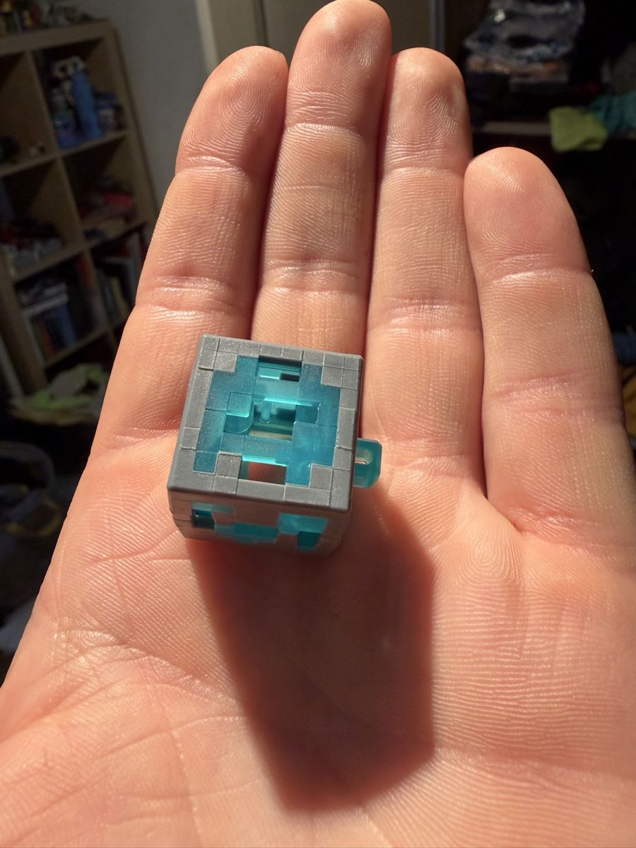 Figurines: Minecraft, bloc diamant, Kinder Joy – Neuf avec emballage d'origine à Rochefort par ise_c7lc 1