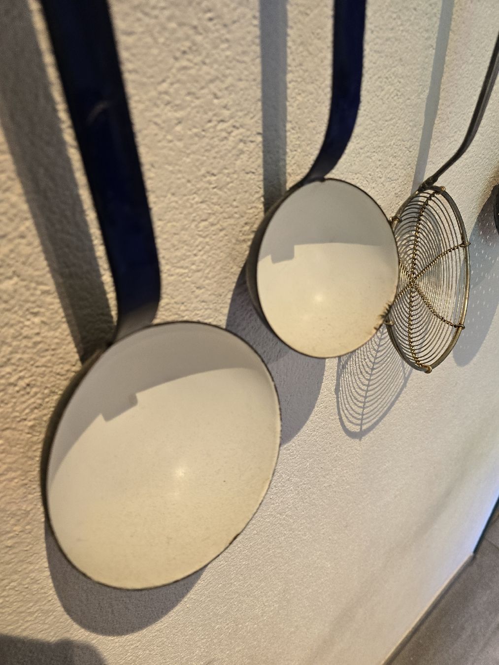Cucine complete: Antikes Küchenensemble mit Töpfen und Schöpfkellen Emaille  – Usato da Kestenholz venduto da _Nostalgia_ 2