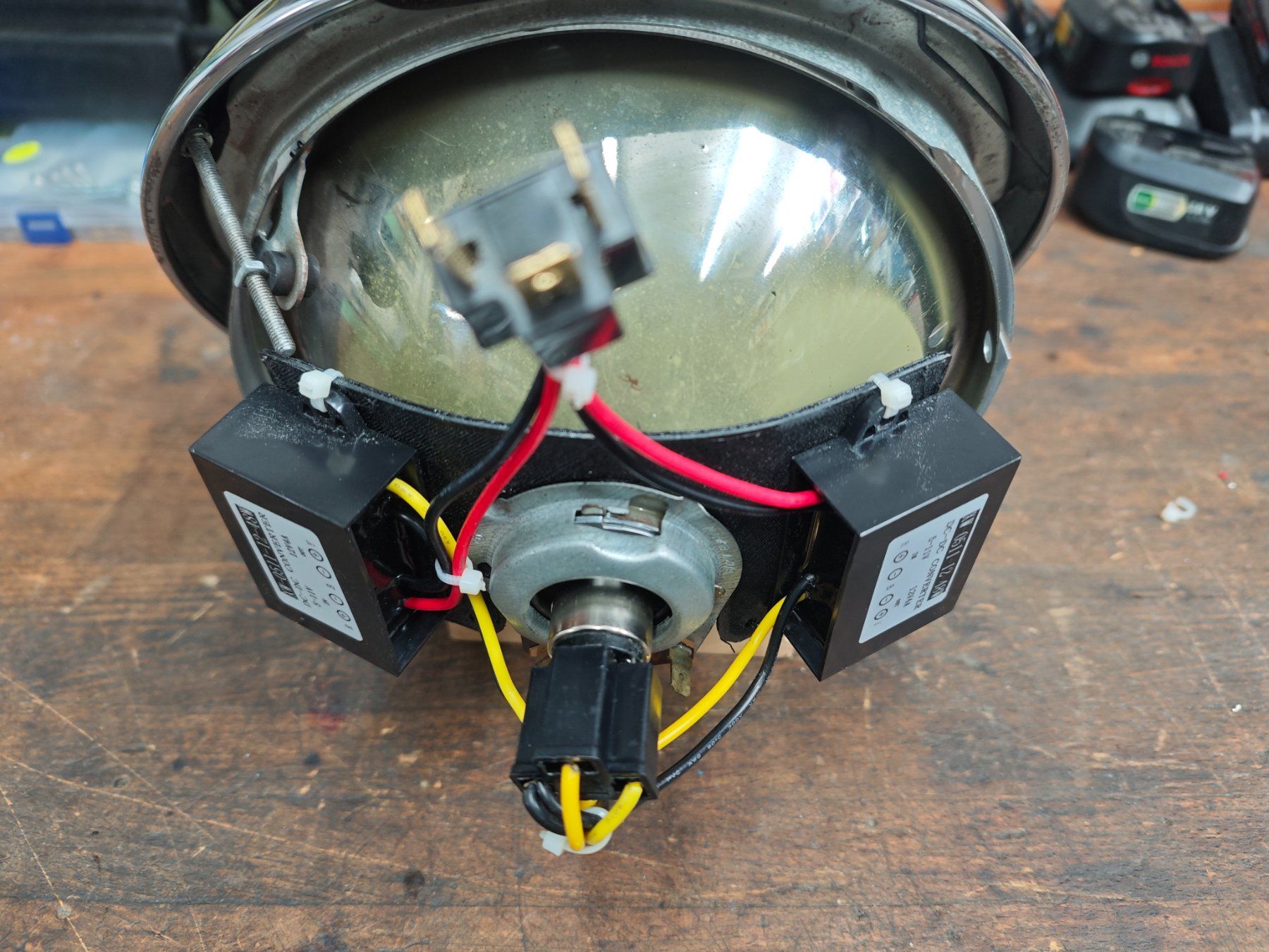 Tutti pezzi di ricambio auto: LED-Scheinwerfer R2 Bilux für Oldtimer – Nuovo (secondo la descrizione) da Zetzwil venduto da bugkeeper 9