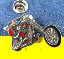 HD HARLEY-DAVIDSON CHOPPER MIT SANTA  ENAMEL PIN SILBRIG