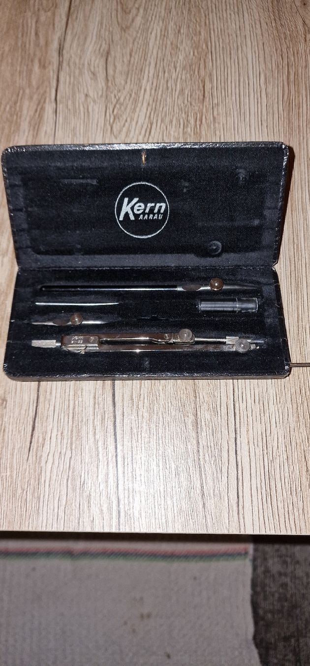 Compassi: Ensemble de compas 4 pcs "KERN SWISS" avec étui, années "50" – Usato da Genève venduto da Petit-Ange