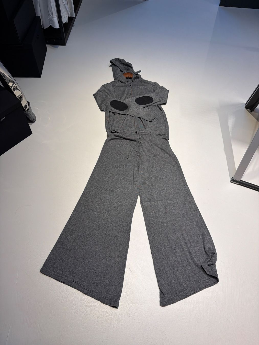 Anzüge & Kostüme: Damen Kapuzenpullover grau mit Hose – Gebraucht aus Tägerwilen von TinaLupu 6