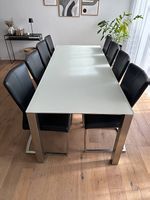 Tisch und Stühle