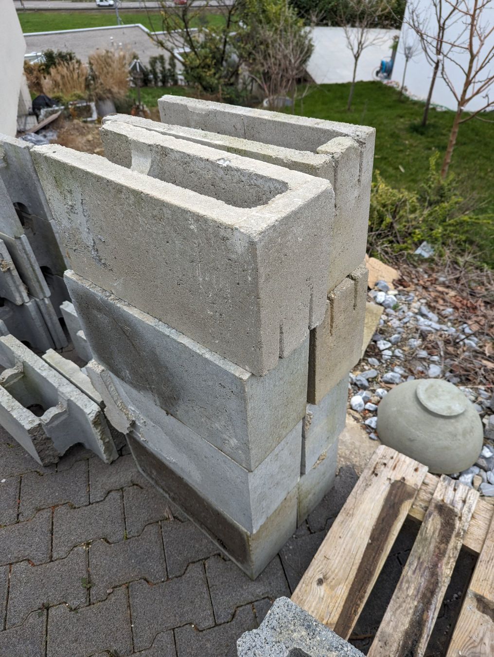 Baustoffe: Betonschallungssteine & Pflanzsteine – Gebraucht aus Baden von  6