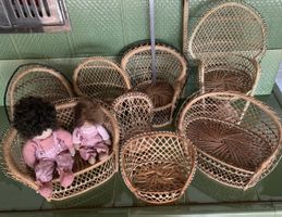 8 Vintage Puppen Rattan Stühle und Bänkli