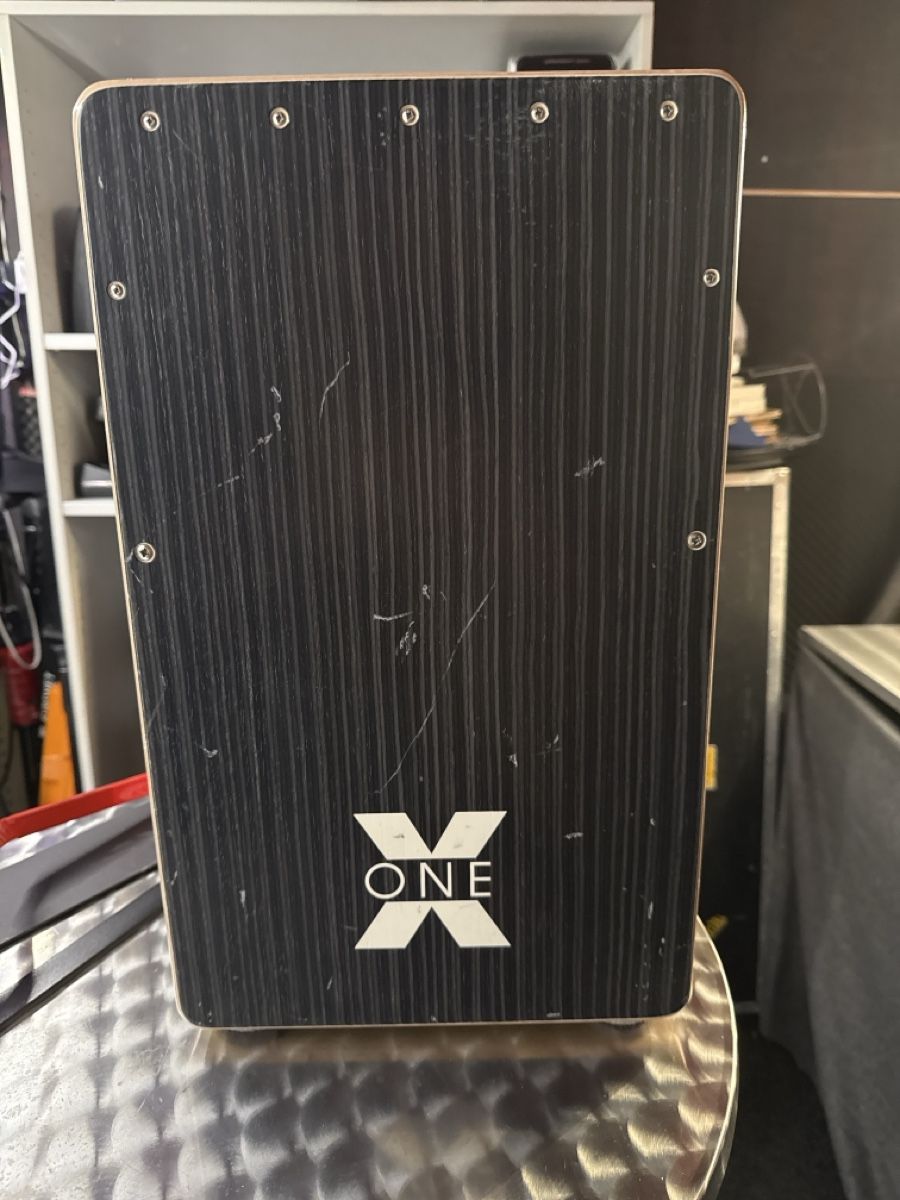 Strumenti musicali: Cajón ONE avec pédale – Usato da Biel/Bienne venduto da Sindaco75