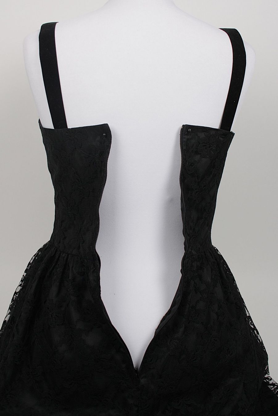 Kleider: Schwarzes Spitzenkleid – Gebraucht aus Zollikofen von Restwert_Zollikofen 2