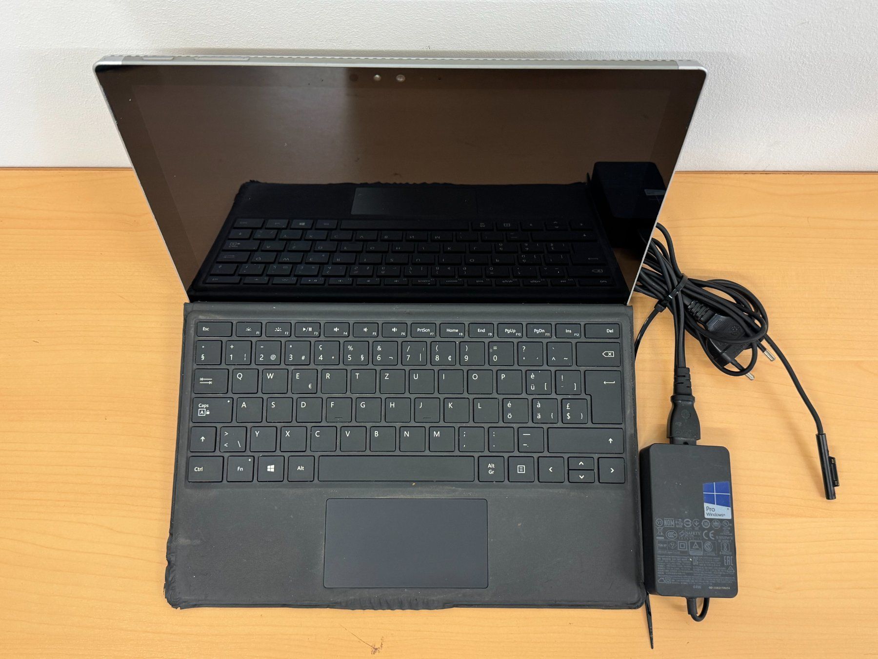 Microsoft Notebook: Microsoft Surface Pro 4 i5-6300 256GB 8GB mit Windows 10 Pro – Usato da Ebmatingen venduto da Revivetrade