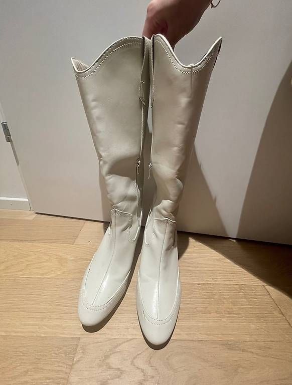 Damenschuhe: Weisse Stiefel / Boots mit Absatz – Neu und originalverpackt aus Spreitenbach von sam_l5fj 1