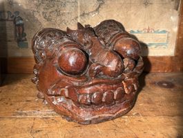 Antike mythologischer Drachenkopf aus Asien  