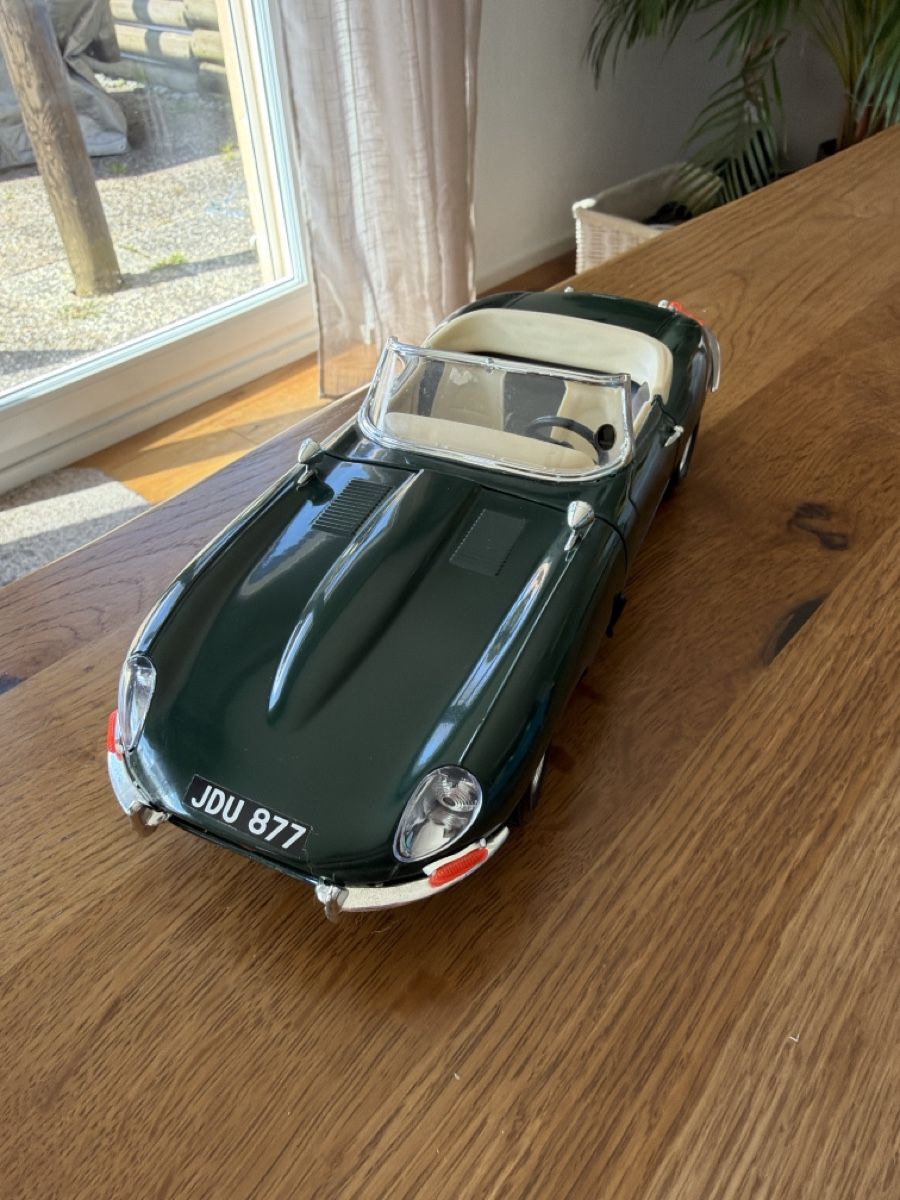 Bburago Modellini d'auto: Jaguar Type E Cabriolet 1961 1/18, BURAGO – Usato da La Chaux-de-Fonds venduto da JeanLeHerisson