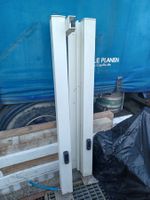 Portail en alu avec 2 piliers blanc