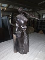 Afrikanische Holzskulptur Frau mit Speer (N)