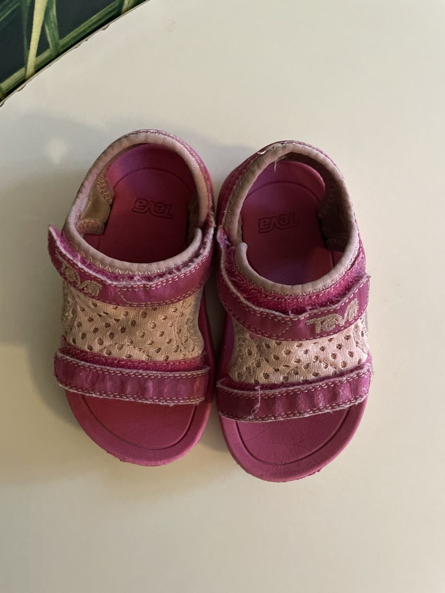 Chaussures filles: teva sandalen – D'occasion à Oberwil b. Zug par gone_minimal 1