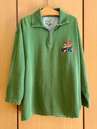 Grüner Vintage Pullover mit Gartenzwergen
