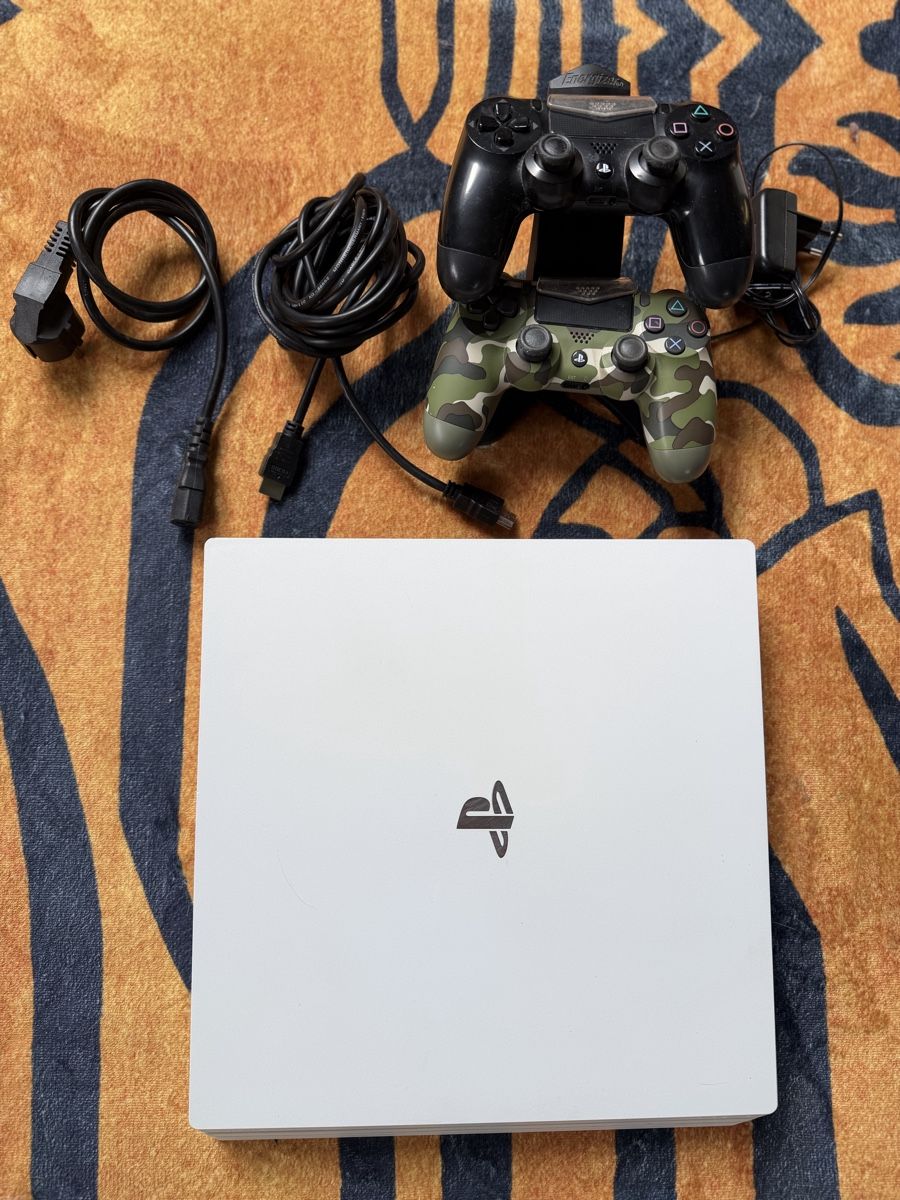 Sony Console: Weisse Playstation 4 Pro mit 2 Controller + Zubehör! – Usato da Hombrechtikon venduto da mar_fbp2 1