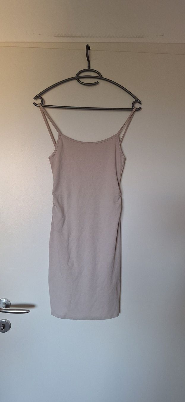 Bershka Vestiti: Bershka, robe mini à bretelle – Nuovo e nell'imballaggio originale da Lussery-Villars venduto da pousinete02