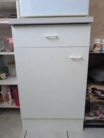 kleiner Schrank mit einer Schublade