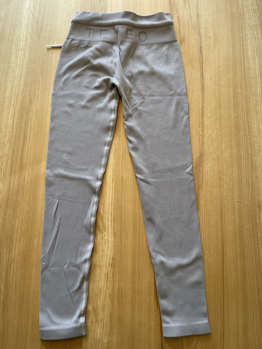 Teveo Leggings: Teveo Ripped Leggins – Usato da Flaach venduto da DewTrich 1